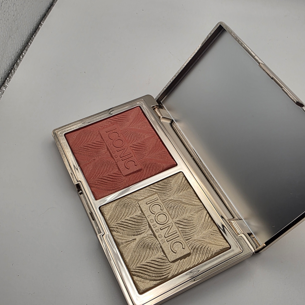 Iconic London Blush and Highlighter Palette - Brand New In Box